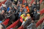 客场输给阿森纳之后，埃弗顿球迷在看台互殴