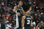 力挺队友！凯尔登&middot;约翰逊赛后采访：维克托&middot;文班亚马！MVP！