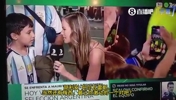 女记者：我知道你的偶像是梅西！阿根廷小球迷父亲：不！是C罗