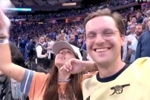 紧跟时事！NBA东决G1骑士vs尼克斯比赛，有球迷身穿阿森纳球衣