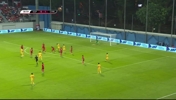 黄嘉辉射门造对手手球！张玉宁点射破门，国足2-0领先新加坡