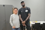 笑容满面！网友晒与詹姆斯打室内高尔夫合影：GOAT&高尔夫初学者