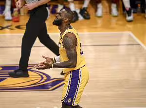 夸梅：NBA包庇老詹走步纯粹是造星 换我这么走早主动把球给对面了
